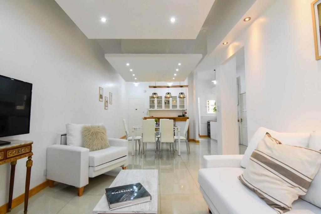 Dpto. En Recoleta: Calido, Proximo Y Confortable Buenos Aires Exterior foto